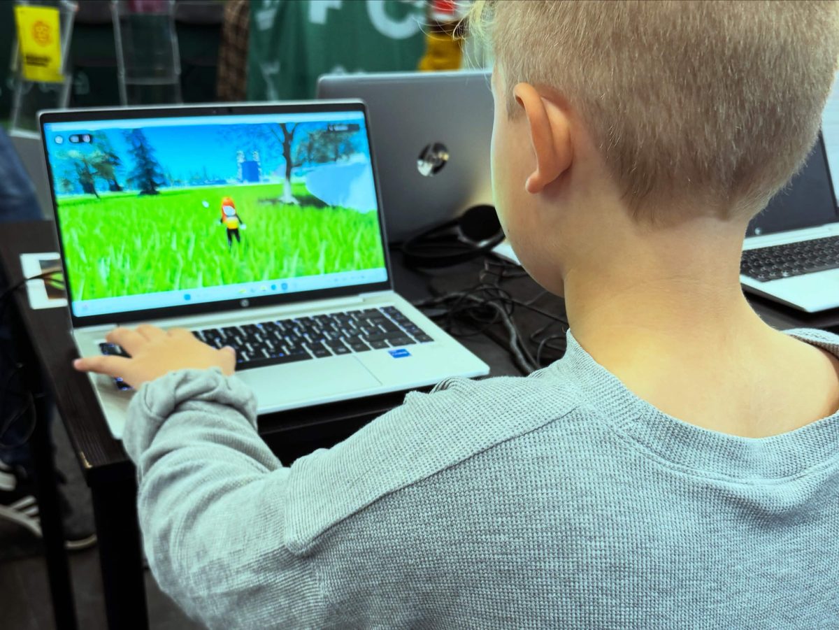 Ett barn testar ett spel byggt i Roblox Studio på Bokmässan