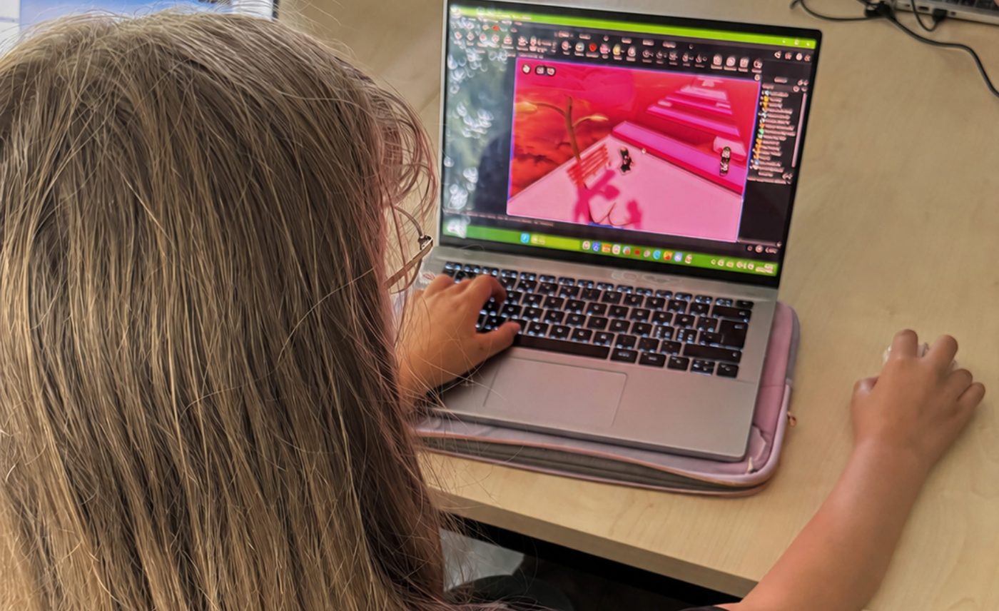 Ett barn bygger ett eget spel i Roblox Studio